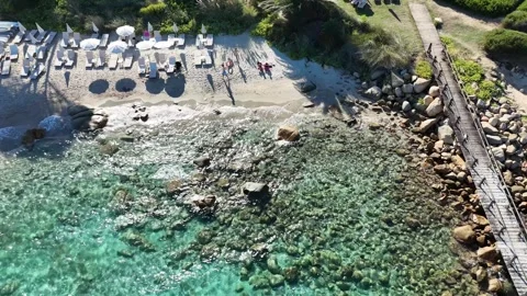 High Altitude Top-Down Drone View of Wooden Pier in Turquoise Crystal-Cl Vídeo Stock 334168800