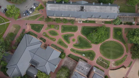 High Altitude View of Geometric Courtyard at William and Mary Campus Vídeos de archivo 334981304
