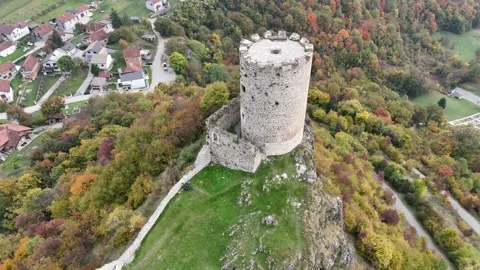 High-Altitude View of Sokolac Tower Guarding the Bihać Valley Vídeo Stock 331874435