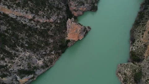 High-angle 4K drone shot flying over steep limestone cliffs of the Júcar River Video stock 333359975