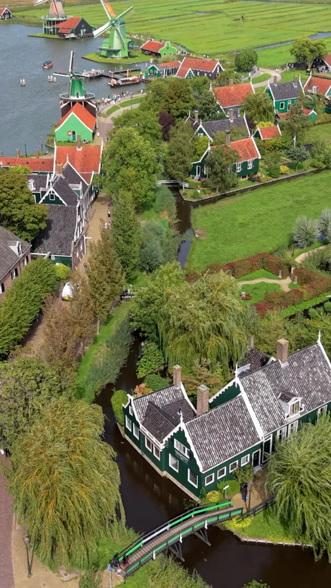 High-angle aerial drone view of historic Zaanse Schans village in Zaandam Vídeo Stock 347160719