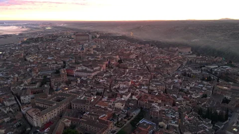High-Angle Aerial Flyover of the Old Town of Toledo, Spain at Sunrise 動画素材 317158655