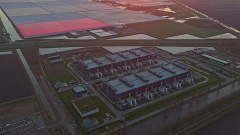 High angle aerial footage of a large data center complex surrounded by water Vidéo 332742775