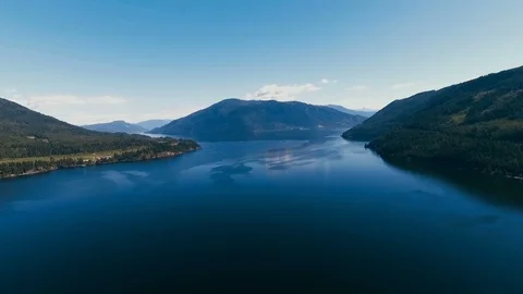 High angle aerial of large lake and mountains in valley, beautiful calm water Vídeo Stock 93469201