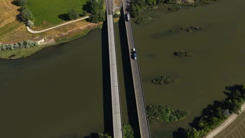 High angle aerial overlooking Snake River and Interstate 84 bridge in Oregon Stock Footage 335781650