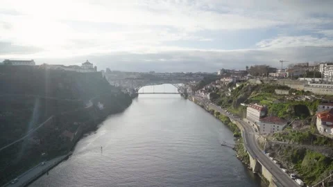 High angle aerial perspective of the Douro river winding through Porto. Vidéo 327624711