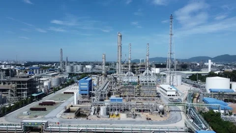 High-angle aerial shot of a massive oil and chemical refinery, 库存影片 299831430