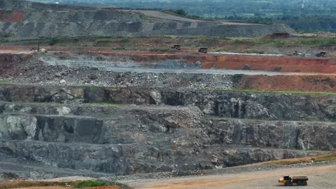 High angle aerial shot of an open pit gold mine with active machinery. Vidéo 341906836