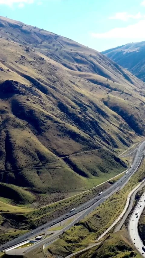 High angle aerial shot slowly moving up a winding 스톡 동영상 333159462