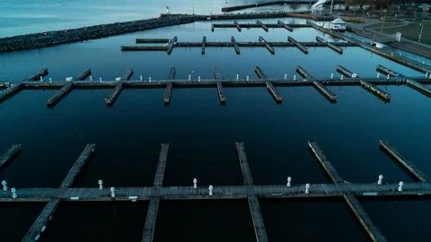 High Angle Aerial View of Empty Marina Boat Slips and Harbor Docks at Dusk Foto stock
