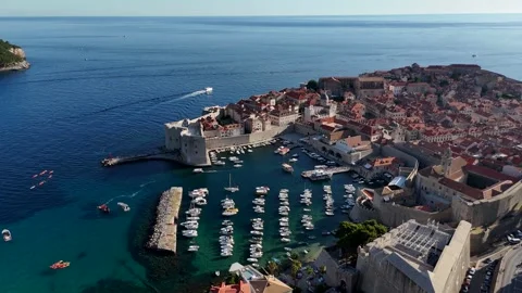 High-angle aerial view of a historic harbor and medieval city walls Vídeo Stock 345118588