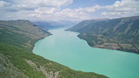 High-Angle Aerial View of Kanas Lake under Blue Sky and White Clouds Vidéo 344011297