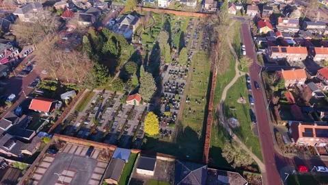 High angle aerial view of a neat European cemetery in a residential neighborhood 库存影片 329801522