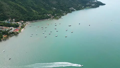 High Angle Aerial View of a Speedboat Leaving a White Wake on Blue Sea Vídeos de archivo 334616663