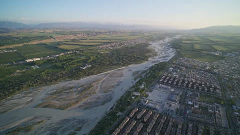 High-Angle Aerial View of Tekes River and Mengbulake Bridge at Sunset Vidéo 343561670