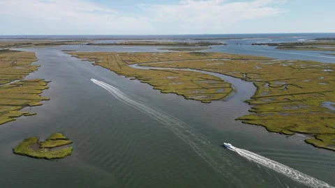 High angle aerial view of two speedboats navigating through a channel in a vast Vídeo Stock 331157567