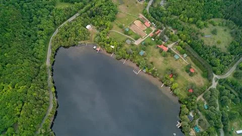 High Angle Aerial View of Waterfront Resort Cottages and Horse Arena on Lake Foto stock