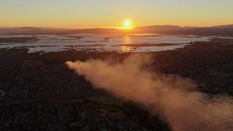 High-Angle Aerial of a Wildfire Smoke Plume Crossing Town Toward San Pablo Bay Vidéo 341840172