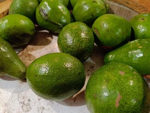 High angle of avocado fruit in the basket Foto stock