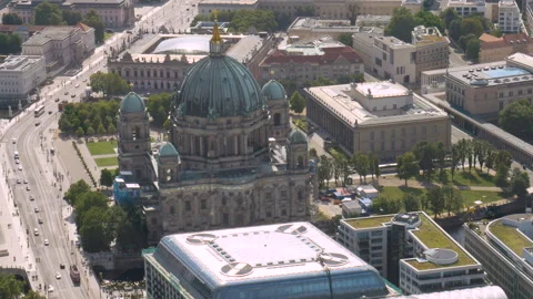 High angle of Berlin Cathedral and cars driving by on road next to it Stock-Footage 282560809