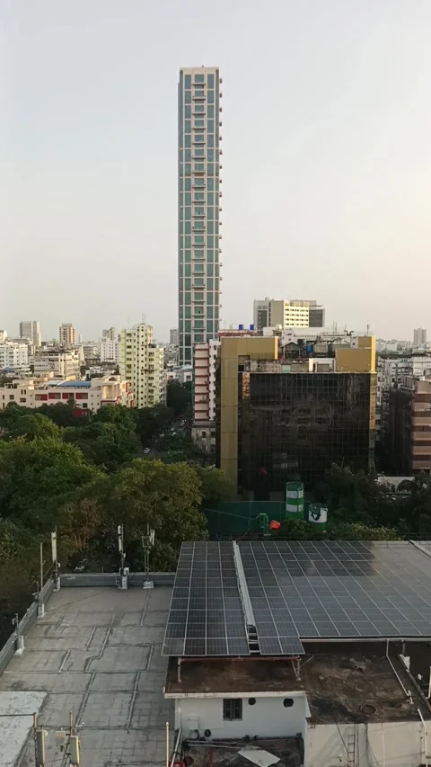 High-Angle Cityscape Pan: Rooftop View of India Skyline &amp; Buildings Vídeos de archivo 335803120
