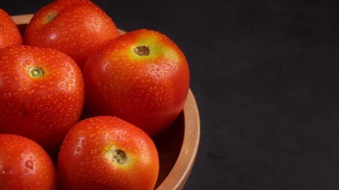 High angle close up of half wooden bowl of fresh tomatoes 库存影片 278200139
