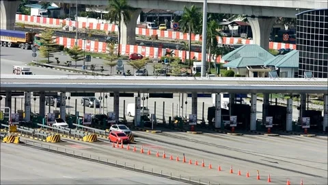 High angle daytime traffic view in the Sungai Besi tolls, Malaysia. Stockbeeldmateriaal 142629172
