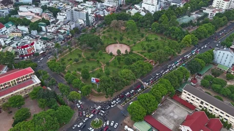 High Angle Diagonal City Park Timelapse With Heavy Traffic In Buon Ma Thuot 스톡 동영상 337051756
