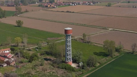 High-angle drone footage showing a water tower in Mediglia, Italy, Stockbeeldmateriaal 333287030