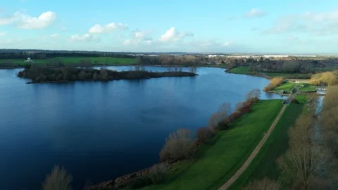 High angle drone perspective of the Willen Lake North Basin in Milton Keynes Stockbeeldmateriaal 333022869