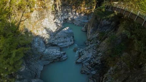 High angle drone shot looking down Mamquam River canyon with a boardwalk path Foto stock
