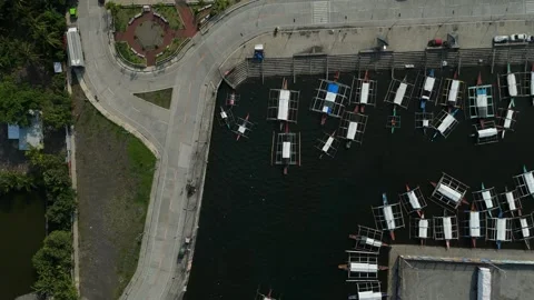 High-angle drone shot reveals numerous docked boats. Vídeos de archivo 335588419