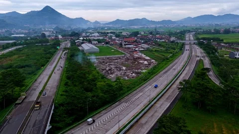 High-angle drone shot showing vehicle traffic on multi-lane expressway Vidéo 333608106