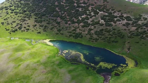 High angle drone shot of turquoise alpine Silbeli lake in Kazakhstan Vídeos de archivo 337139690