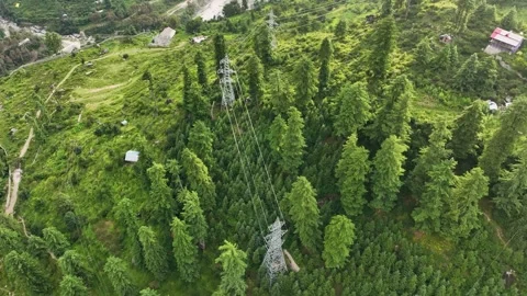 High angle drone tracking shot along high-voltage transmission towers and p.. Vídeos de archivo 345275816