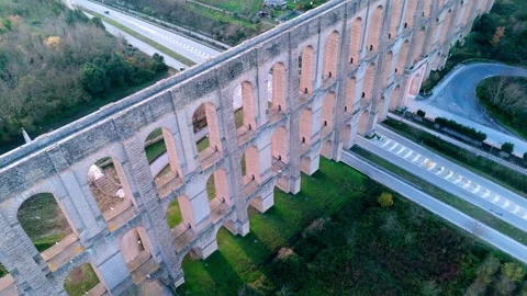 High-angle drone view of the Carolino Aqueduct in Caserta 動画素材 328289740