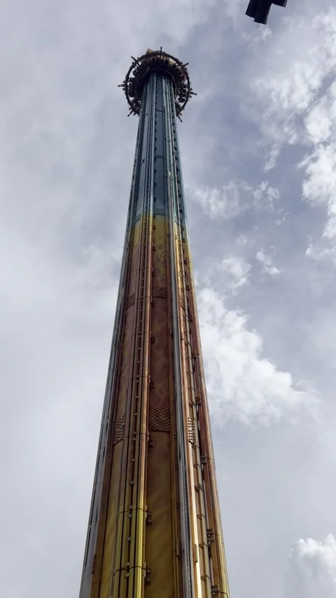 High angle drop tower amusement park ride with people screaming and falling⁠ Video stock 335172727