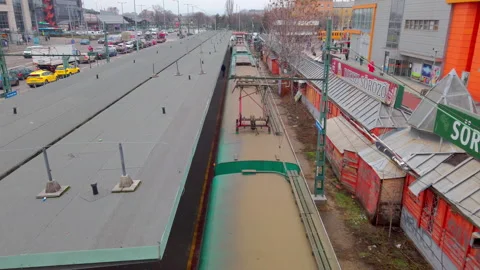 High angle editorial shot of HEV train and commuters at Ors vezer tere station Видео 331117633