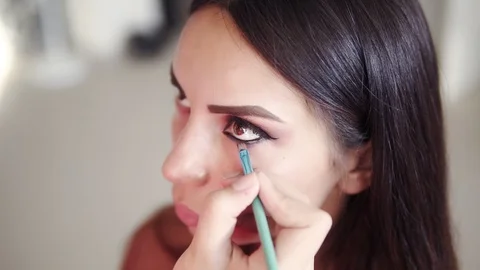 High angle footage of unrecognizable make up artist applying and blending model Vidéo 120002204