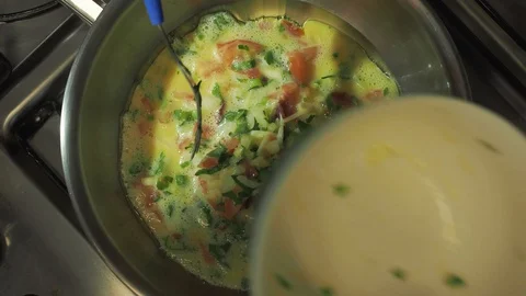 High angle of a frying omelet Stock-Footage 128002112