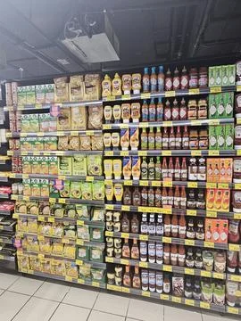 High-angle, full shot of organized supermarket shelves stocked with colorful Stock-Fotos