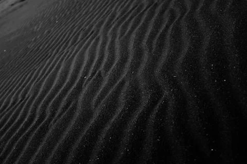 High angle grey scale shot of the beautiful patterns on the sand Fotos de archivo