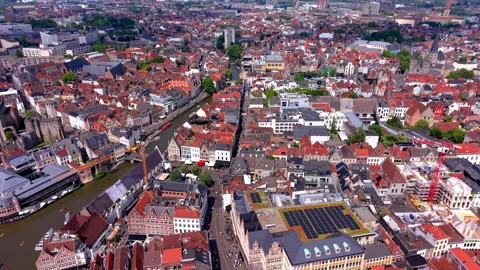 High angle horizontal aerial drone video clip of Gravensteen castle, Leie Stockbeeldmateriaal 342697411