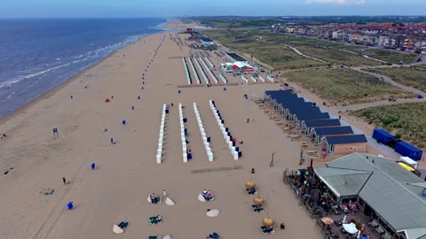 High angle horizontal aerial drone video clip of sandy beach, beach pavilion Vidéo 342739878