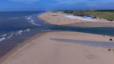 High angle horizontal aerial drone video clip of beach, river mouth outlet Vidéo 342819732