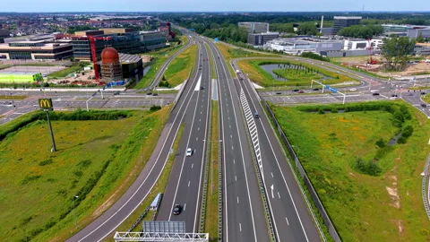 High angle horizontal aerial drone video clip of highway junction, traffic Vídeos de archivo 342995752