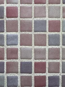 A high-angle macro shot of a decorative mosaic wall surface featuring a gri.. Stockfoto's