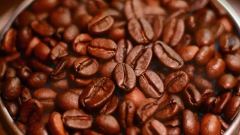 High-angle macro video showing freshly roasted, aromatic coffee beans. 库存影片 345041879