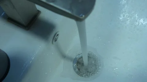High-angle medium view video of Water flowing Down a Stainless Steel bathroom Vidéo 262672908