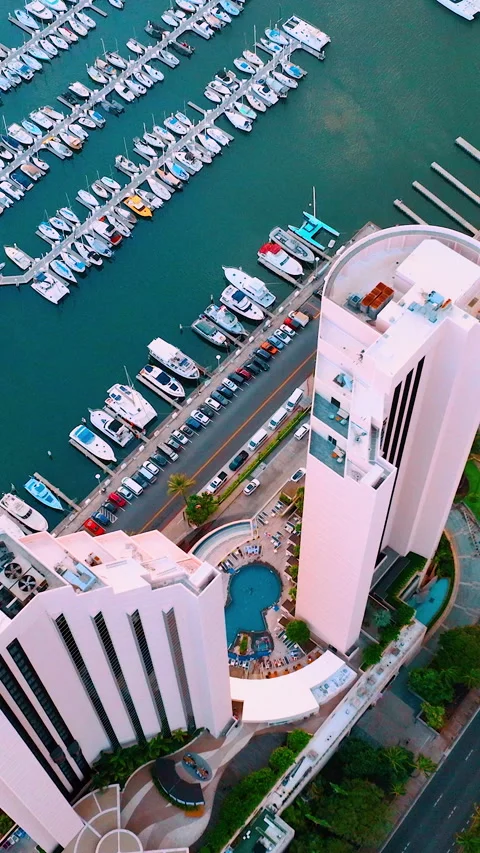 High angle over boat harbor and waterfront hotel, Honolulu, Hawaii. Vertical Stockbeeldmateriaal 342273045